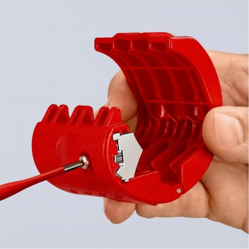 Різак для пластикових труб та ущільнювальних гільз, Knipex [90 22 10 BK] діаметр різання від 20 до 50 мм