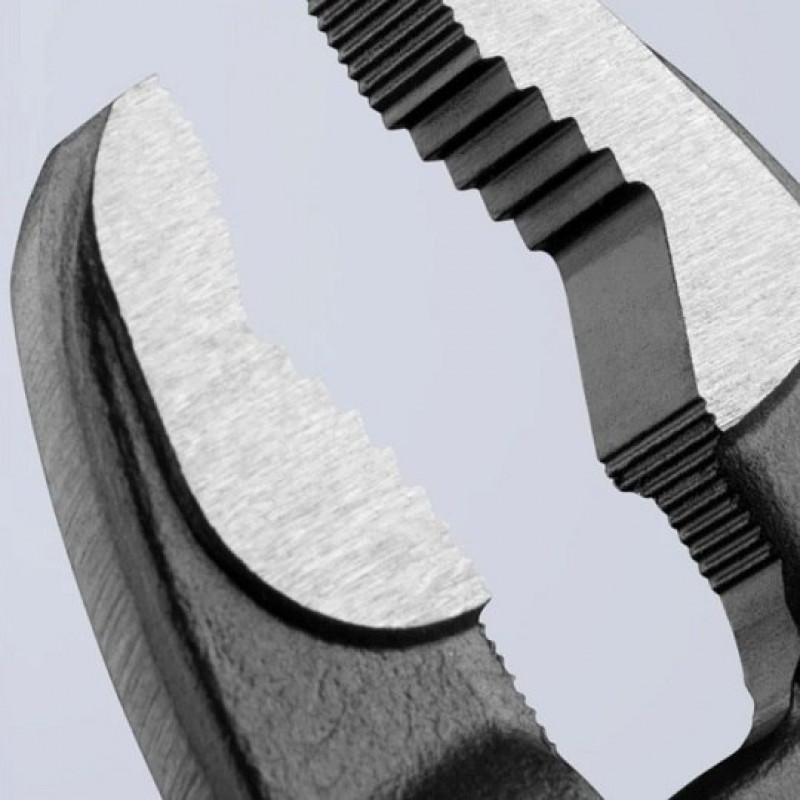 Плоскогубцы Cobra 180 мм, двухцветные, KNIPEX [87 99 180 S01] в белой рождественской подарочной коробке.