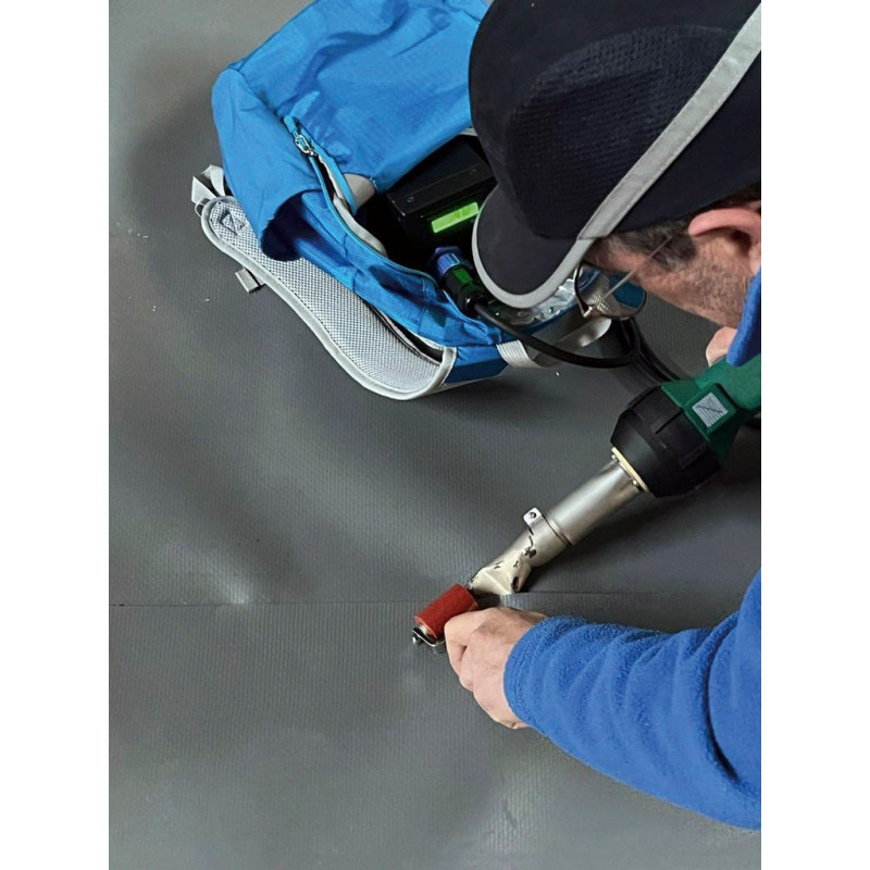 Аккумуляторный сварочный аппарат для кровельных мембран Herz Li-On мощностью 1200 Вт.